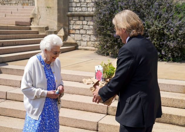 Prince Philip would celebrate his 100th birthday - The Queen brings a dear wedding gift and plants a rose in his honor