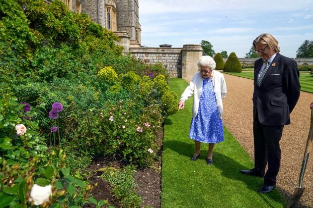 Prince Philip would celebrate his 100th birthday - The Queen brings a dear wedding gift and plants a rose in his honor