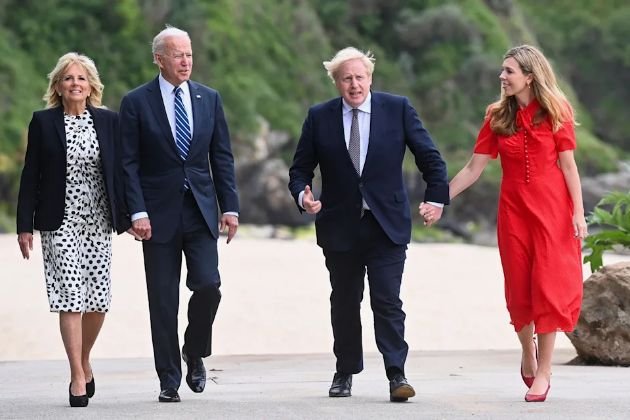 Joe Biden in a suit and sneakers, Jill took off her heels for the beach - We rarely see them in an informal edition (photo)