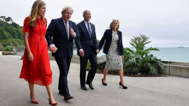 Joe Biden in a suit and sneakers, Jill took off her heels for the beach - We rarely see them in an informal edition (photo)