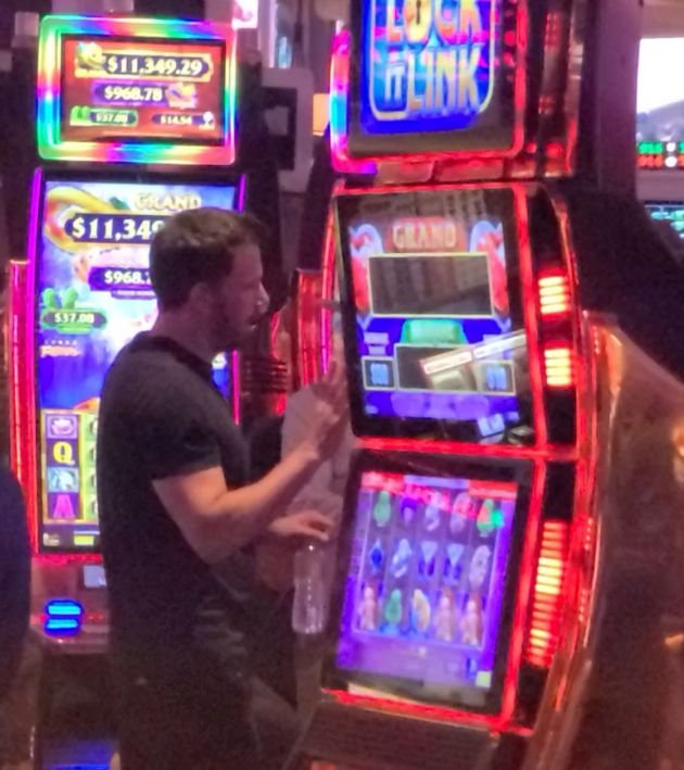 Ben Affleck in a casino with JLO's mother - Is the actor returning to his old vices?