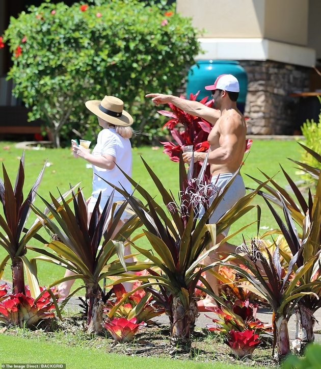 Britney Spears on a well-deserved vacation in Hawaii with her boyfriend Sam, after the shocking testimony against her father