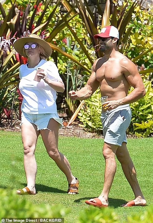 Britney Spears on a well-deserved vacation in Hawaii with her boyfriend Sam, after the shocking testimony against her father