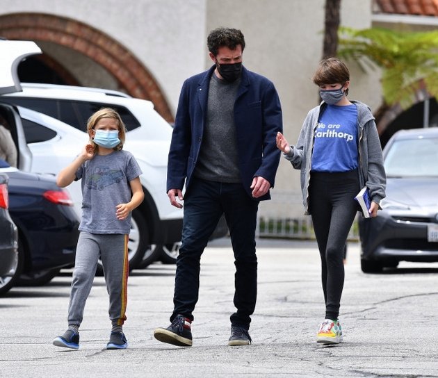 Shortly after meeting Jennifer Lopez, the actor was spotted walking with his two younger children. According to sources, during this period he spends as much time as possible with all three children.
