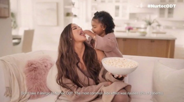 Khloé Kardashian again criticized for plastic surgery in ad with her daughter Truе: "She looks like an alien"