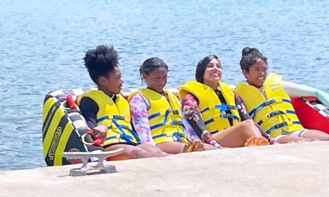 Kobe's 4 beauties: Vanessa Bryant and daughters enjoy Jamaica water antics