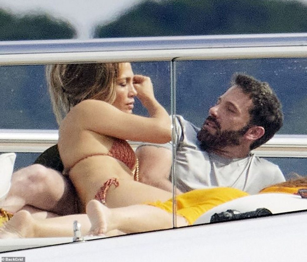 It's like we went through a timeline: JLO and Ben Affleck caught on a yacht in the same pose as two decades ago