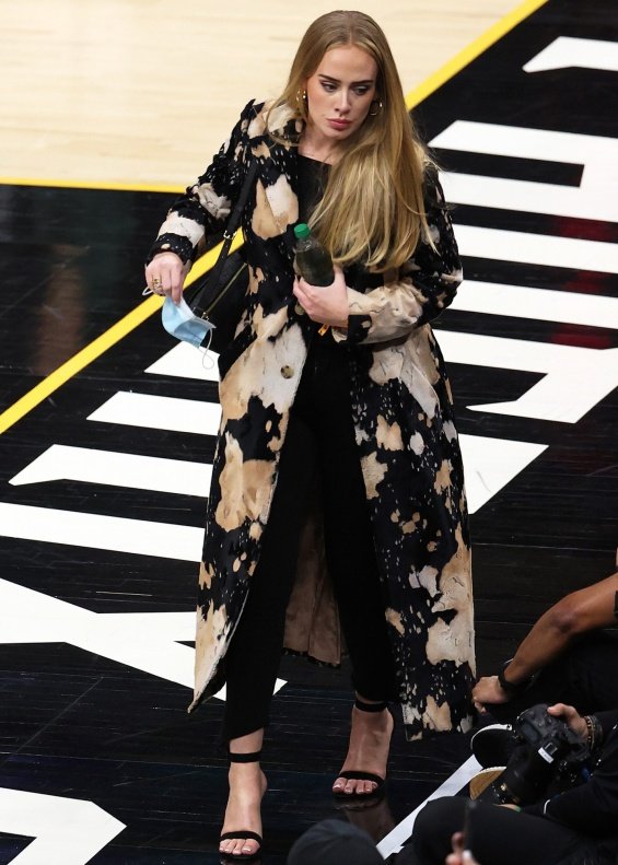 Rarely appears in public: Adele in striking coat cheers at a basketball game