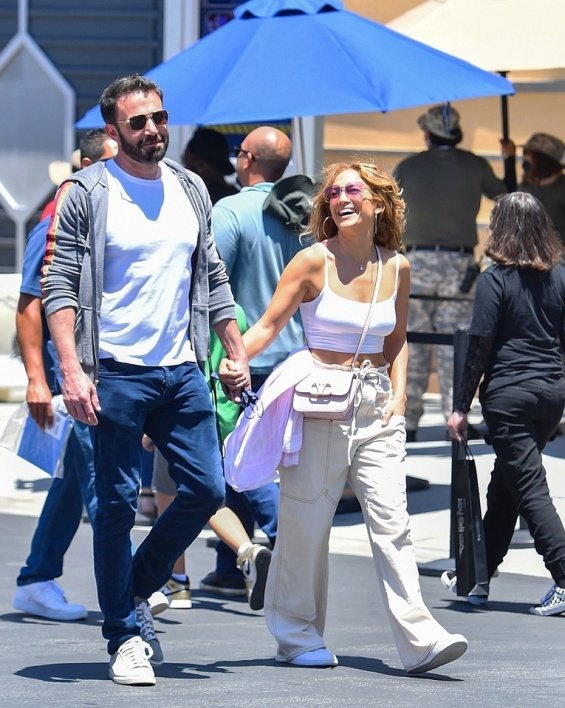 Jennifer Lopez and Ben Affleck smiling and happy with the kids at the amusement park