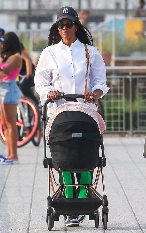 Naomi Campbell photographed for the first time on a walk with the baby in New York