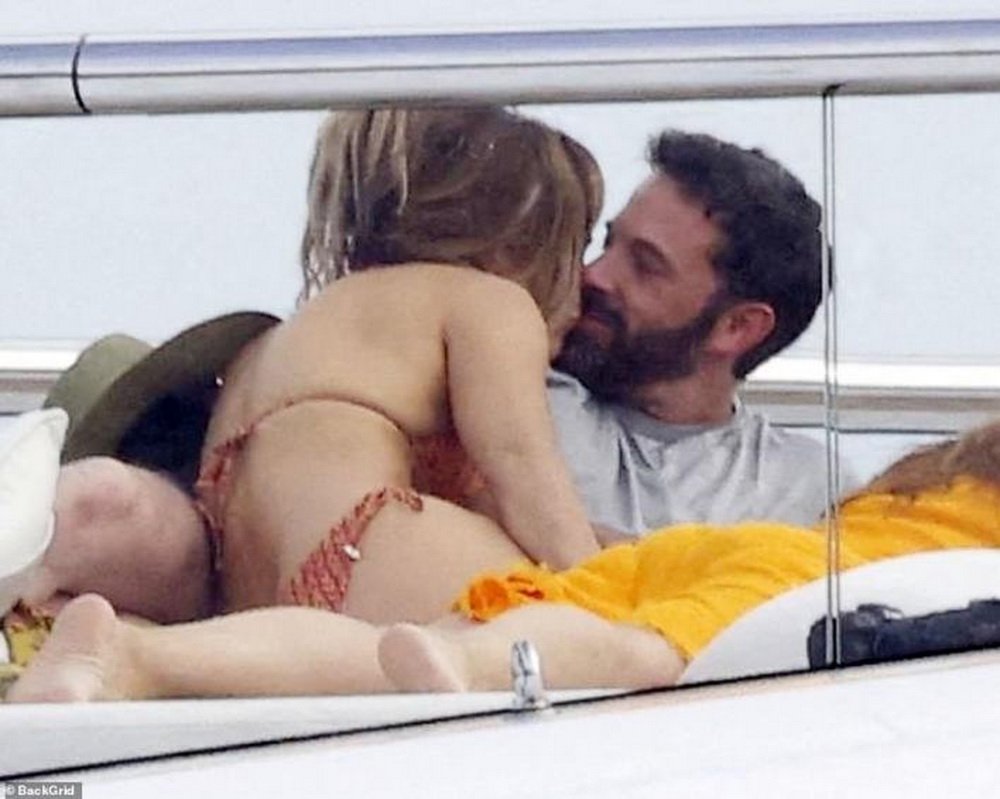 It's like we went through a timeline: JLO and Ben Affleck caught on a yacht in the same pose as two decades ago