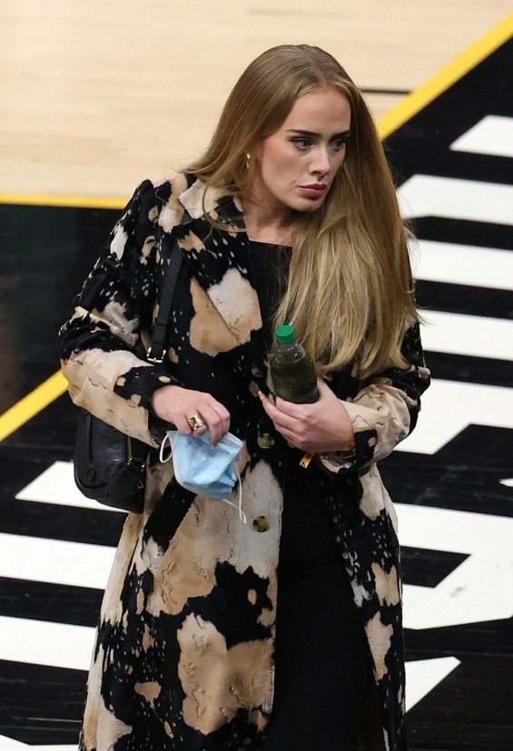 Rarely appears in public: Adele in striking coat cheers at a basketball game