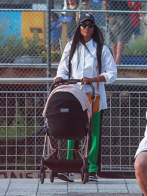 Naomi Campbell photographed for the first time on a walk with the baby in New York