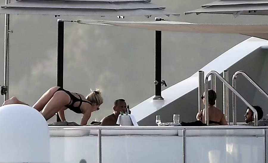 Alex Rodriguez also went on vacation where is JLO with Ben Affleck - With a luxury yacht and a beautiful girl