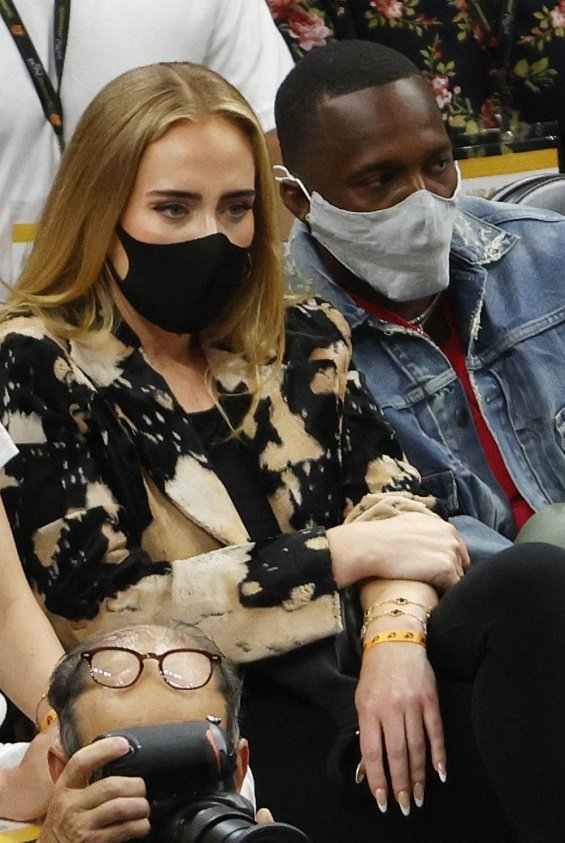 Rarely appears in public: Adele in striking coat cheers at a basketball game