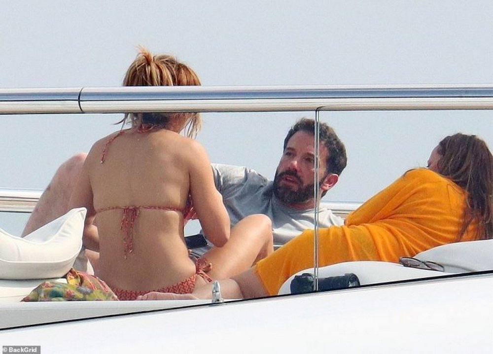 It's like we went through a timeline: JLO and Ben Affleck caught on a yacht in the same pose as two decades ago