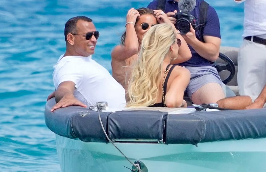 Alex Rodriguez also went on vacation where is JLO with Ben Affleck - With a luxury yacht and a beautiful girl