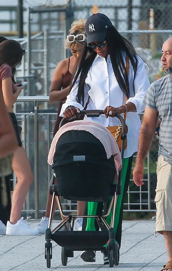 Naomi Campbell photographed for the first time on a walk with the baby in New York