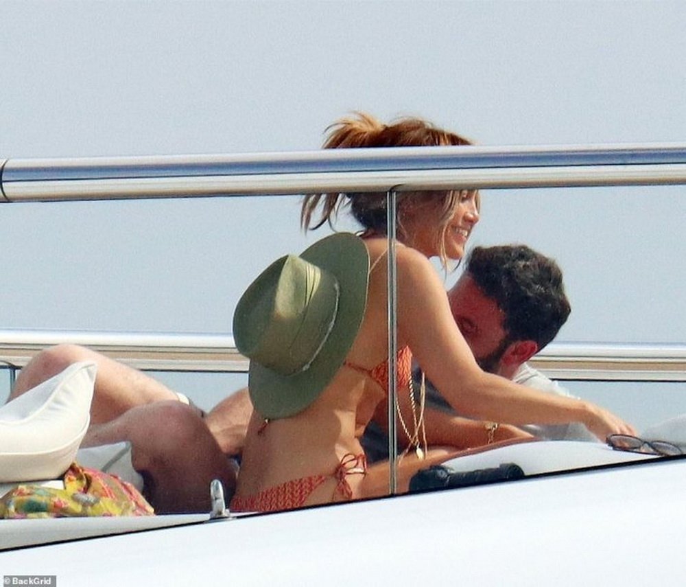 It's like we went through a timeline: JLO and Ben Affleck caught on a yacht in the same pose as two decades ago