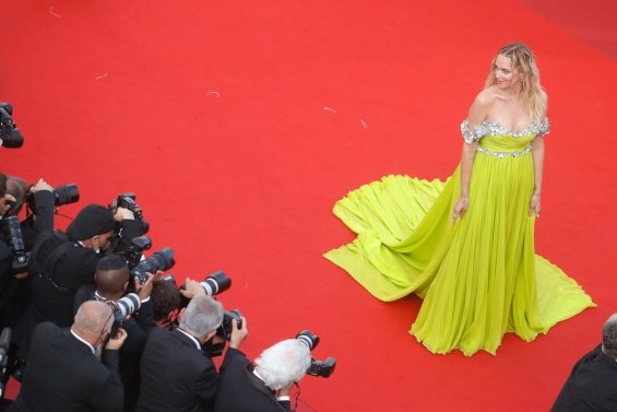 Charming blogger Chiara Ferragni in a light green dress on the red carpet in Cannes