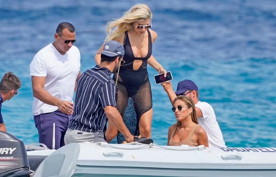 Alex Rodriguez also went on vacation where is JLO with Ben Affleck - With a luxury yacht and a beautiful girl