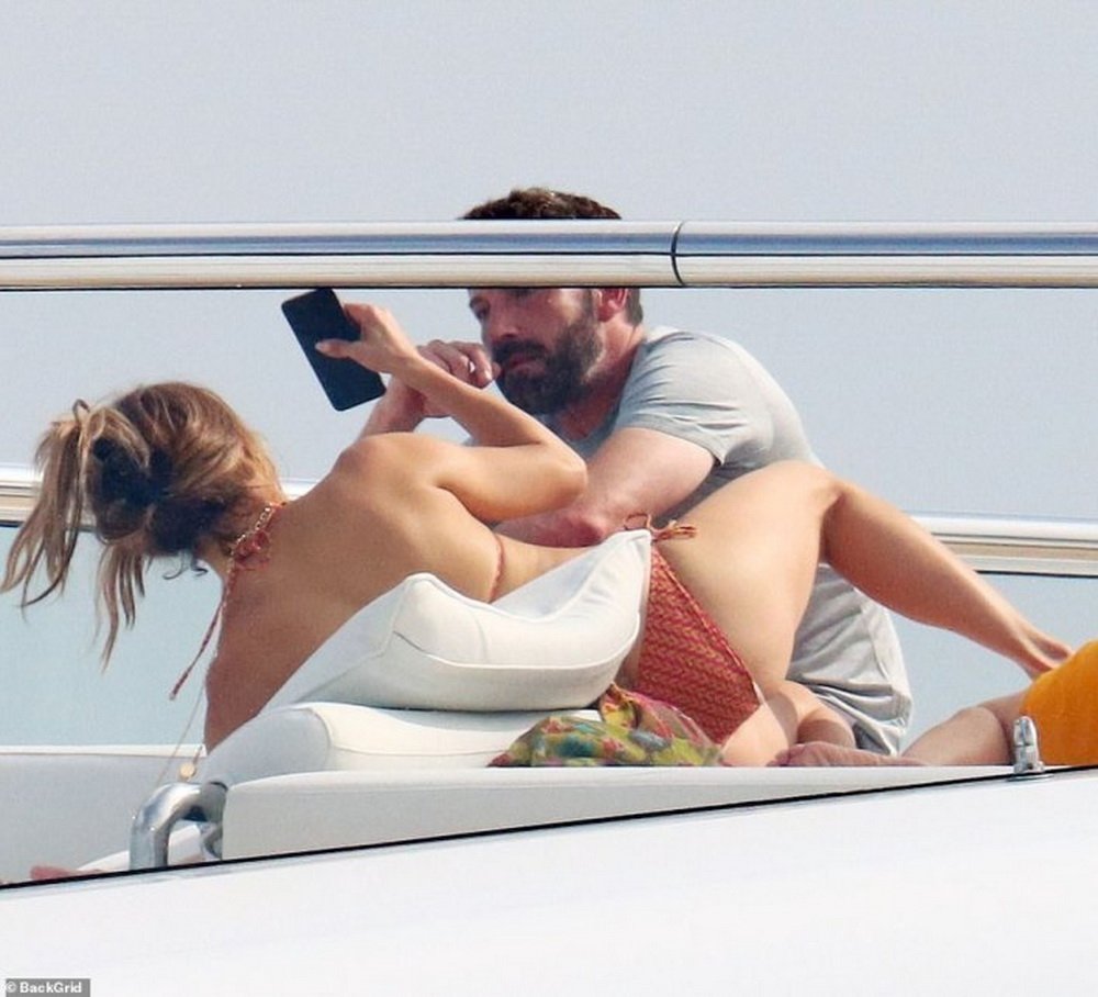 It's like we went through a timeline: JLO and Ben Affleck caught on a yacht in the same pose as two decades ago