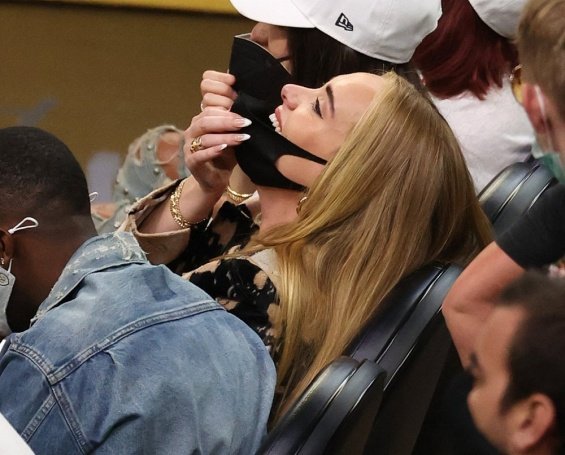 Rarely appears in public: Adele in striking coat cheers at a basketball game