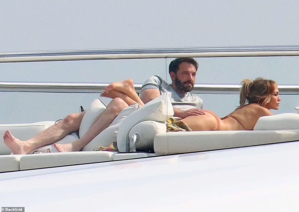 It's like we went through a timeline: JLO and Ben Affleck caught on a yacht in the same pose as two decades ago