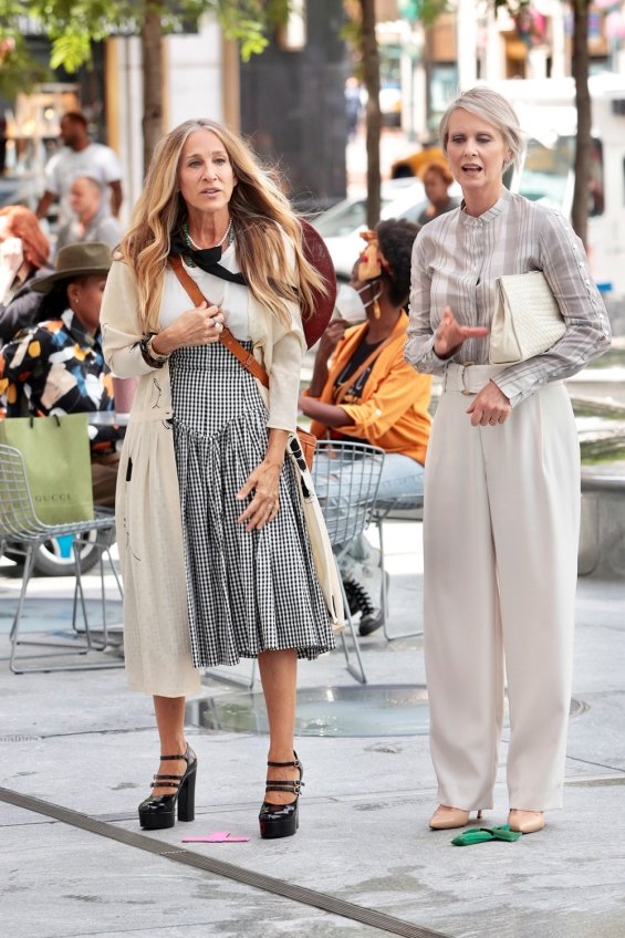 Carrie Bradshaw with gray hair: The first photos from the shooting of the sequel to "Sex and the City" without Samantha