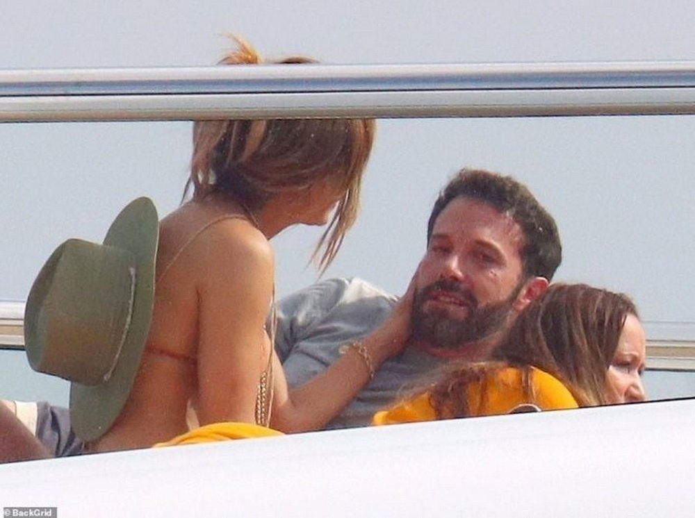 It's like we went through a timeline: JLO and Ben Affleck caught on a yacht in the same pose as two decades ago