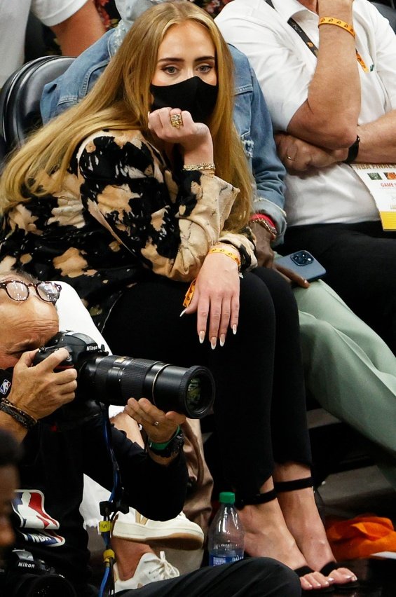 Rarely appears in public: Adele in striking coat cheers at a basketball game