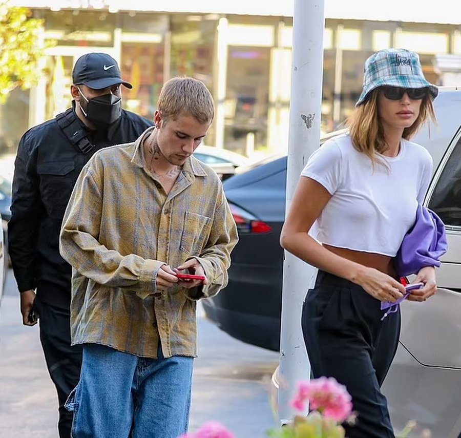 After the scandalous video when Justin Bieber screamed at Hailey Bieber - The couple appeared holding hands