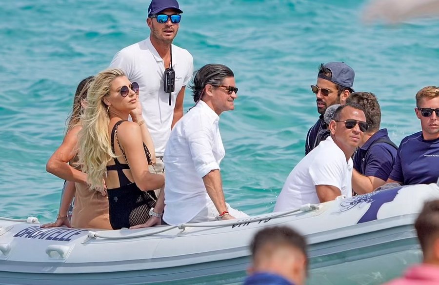 Alex Rodriguez also went on vacation where is JLO with Ben Affleck - With a luxury yacht and a beautiful girl