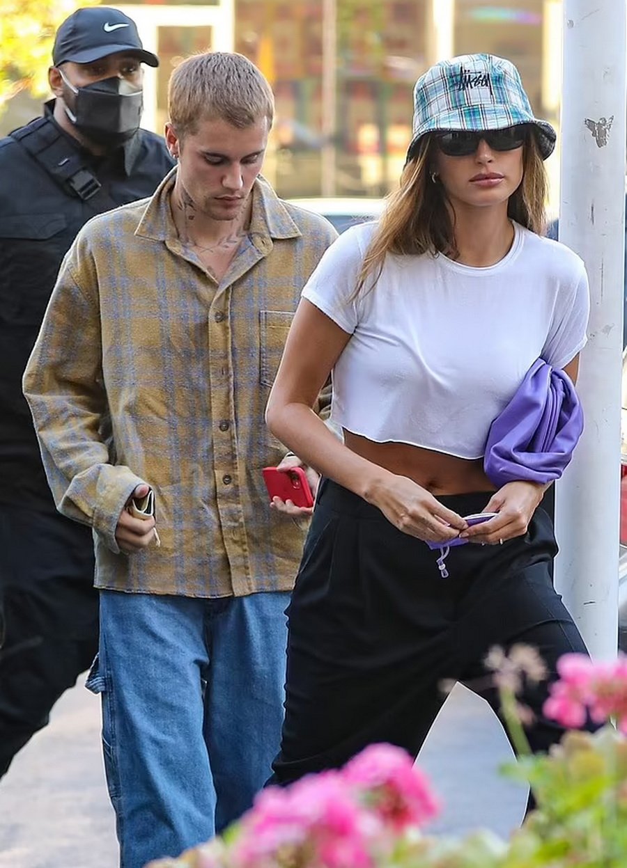 After the scandalous video when Justin Bieber screamed at Hailey Bieber - The couple appeared holding hands