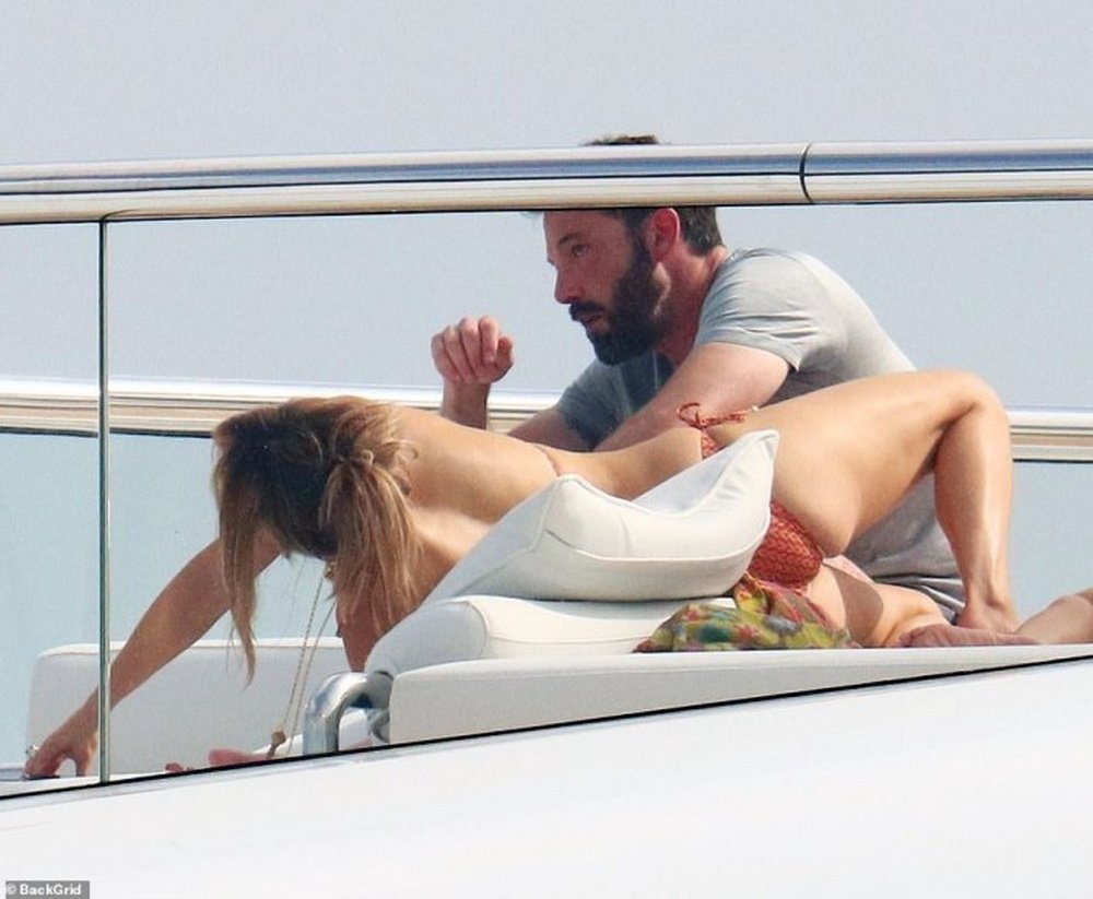 It's like we went through a timeline: JLO and Ben Affleck caught on a yacht in the same pose as two decades ago