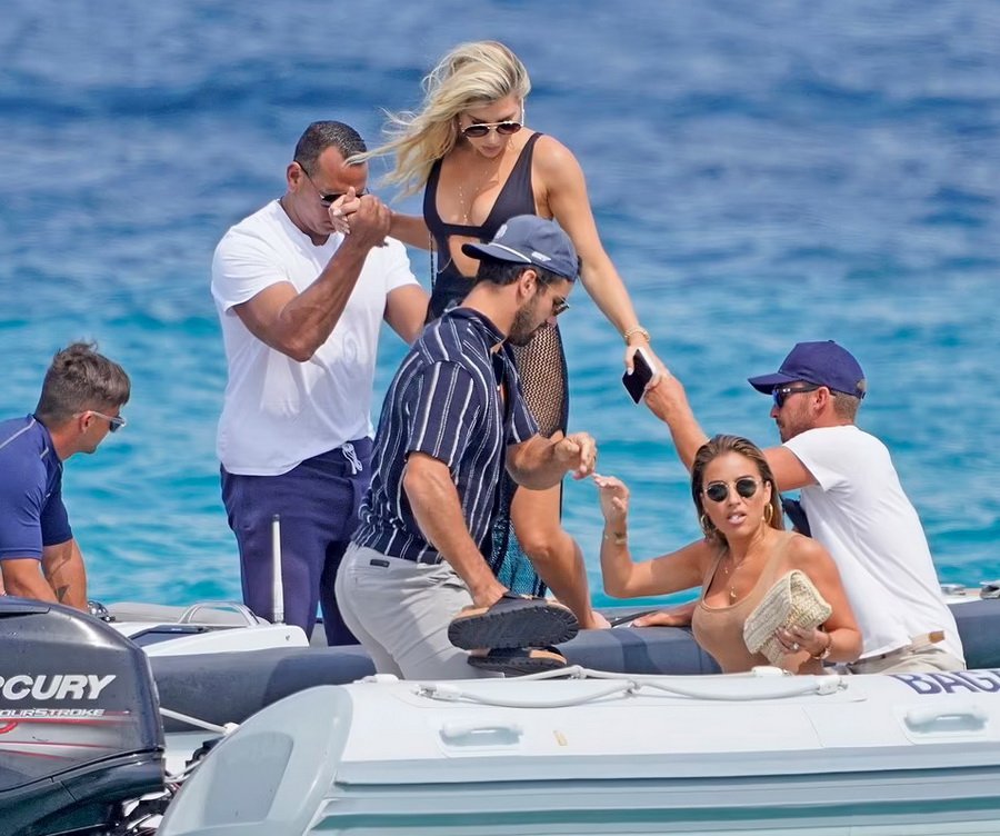 Alex Rodriguez also went on vacation where is JLO with Ben Affleck - With a luxury yacht and a beautiful girl