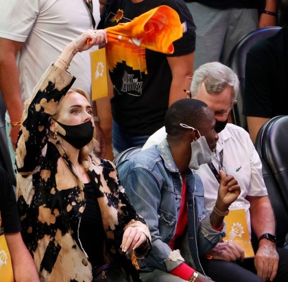 Rarely appears in public: Adele in striking coat cheers at a basketball game
