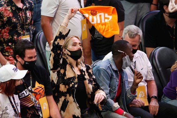 Rarely appears in public: Adele in striking coat cheers at a basketball game