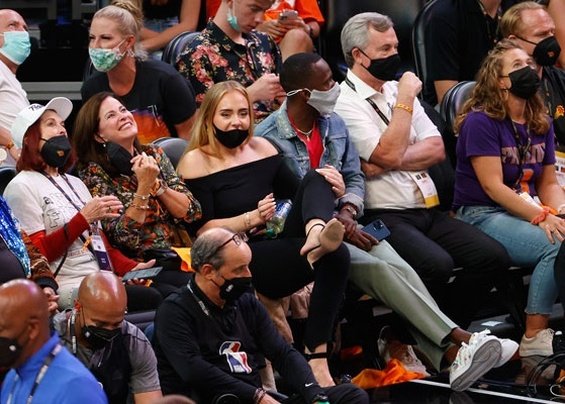 Rarely appears in public: Adele in striking coat cheers at a basketball game