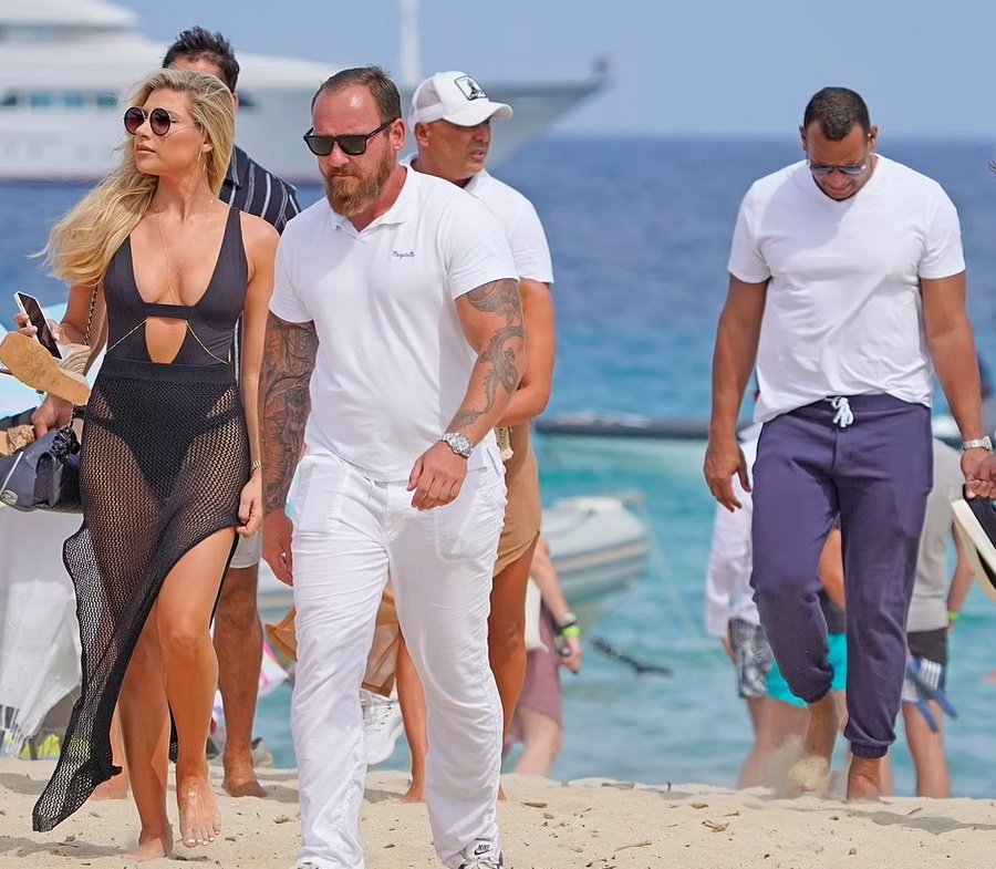 Alex Rodriguez also went on vacation where is JLO with Ben Affleck - With a luxury yacht and a beautiful girl