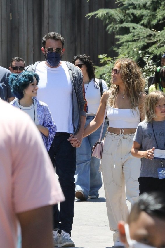 Jennifer Lopez and Ben Affleck smiling and happy with the kids at the amusement park