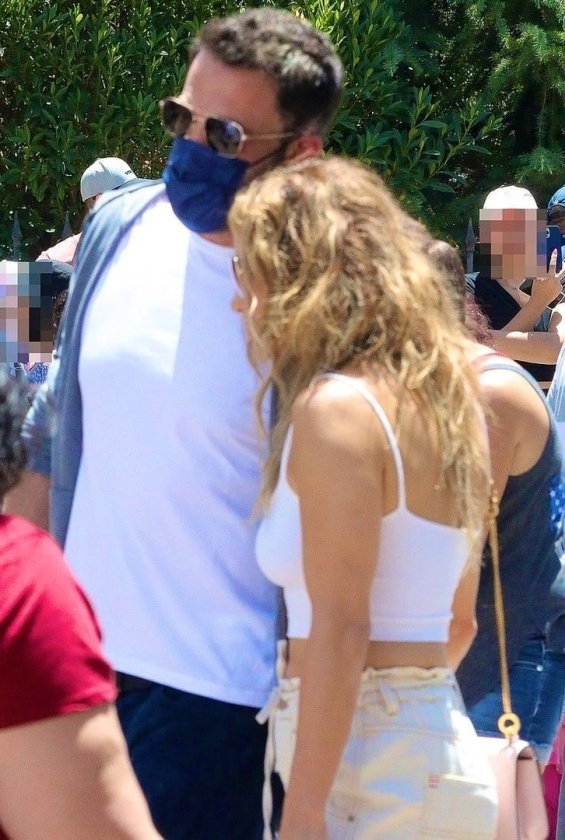 Jennifer Lopez and Ben Affleck smiling and happy with the kids at the amusement park