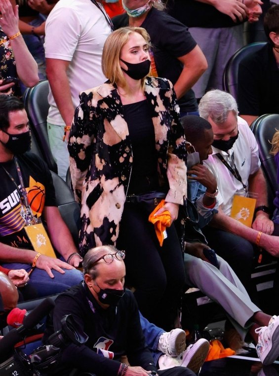 Rarely appears in public: Adele in striking coat cheers at a basketball game