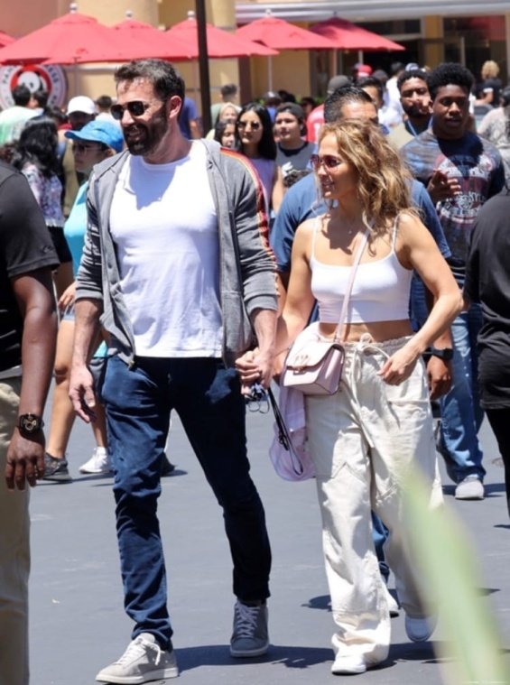 Jennifer Lopez and Ben Affleck smiling and happy with the kids at the amusement park