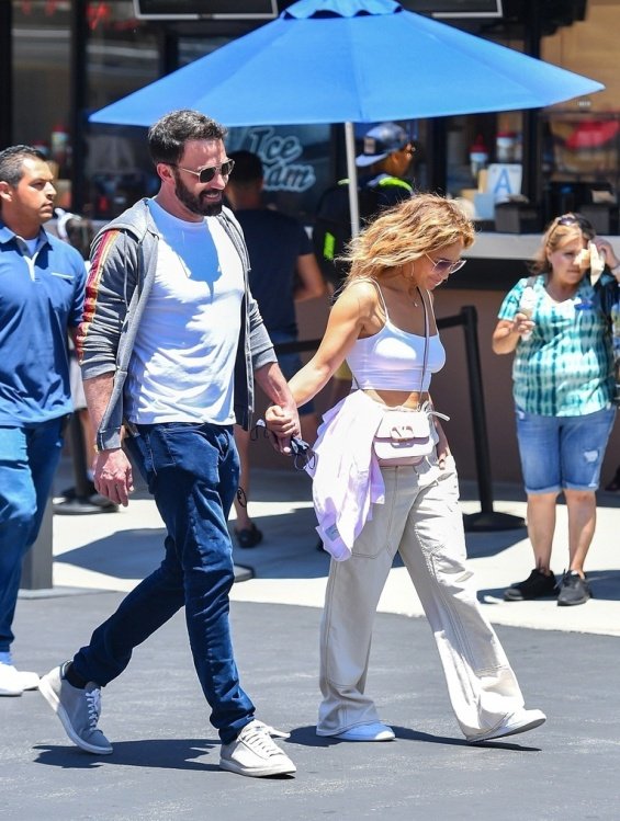 Jennifer Lopez and Ben Affleck smiling and happy with the kids at the amusement park