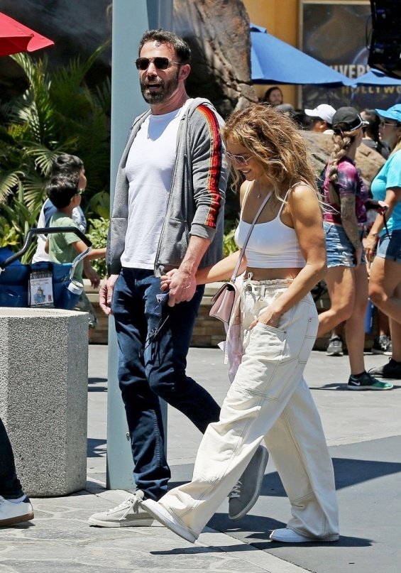 Jennifer Lopez and Ben Affleck smiling and happy with the kids at the amusement park