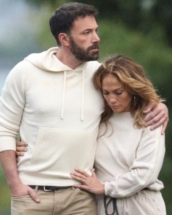 Jennifer Lopez and Ben Affleck smiling and happy with the kids at the amusement park