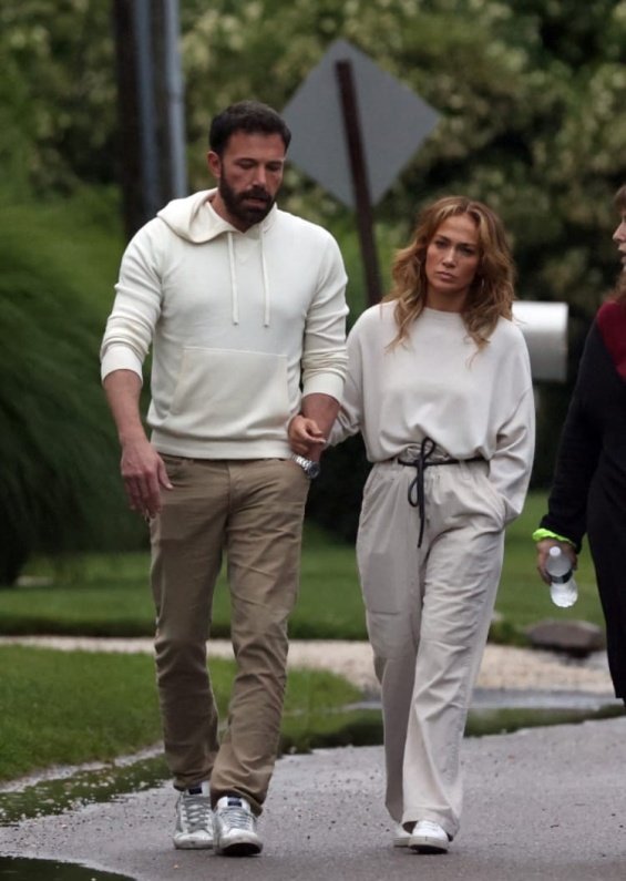 Jennifer Lopez and Ben Affleck smiling and happy with the kids at the amusement park