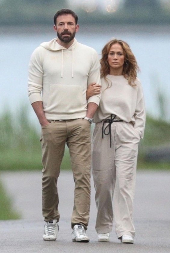 Jennifer Lopez and Ben Affleck smiling and happy with the kids at the amusement park