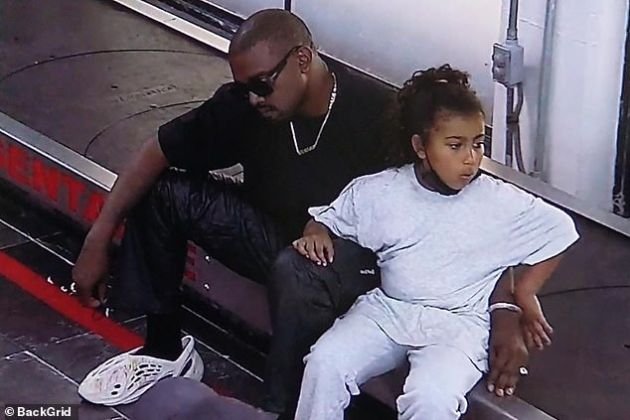 Kim is on a luxury trip and Kanye and the children wait for a plane sitting on the floor - Returning from vacation in Mexico